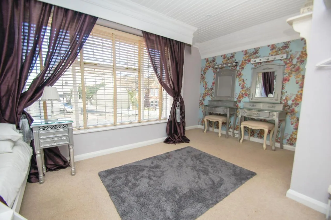 Little Paris - Parking - By Brighton Holiday Lets Holiday home