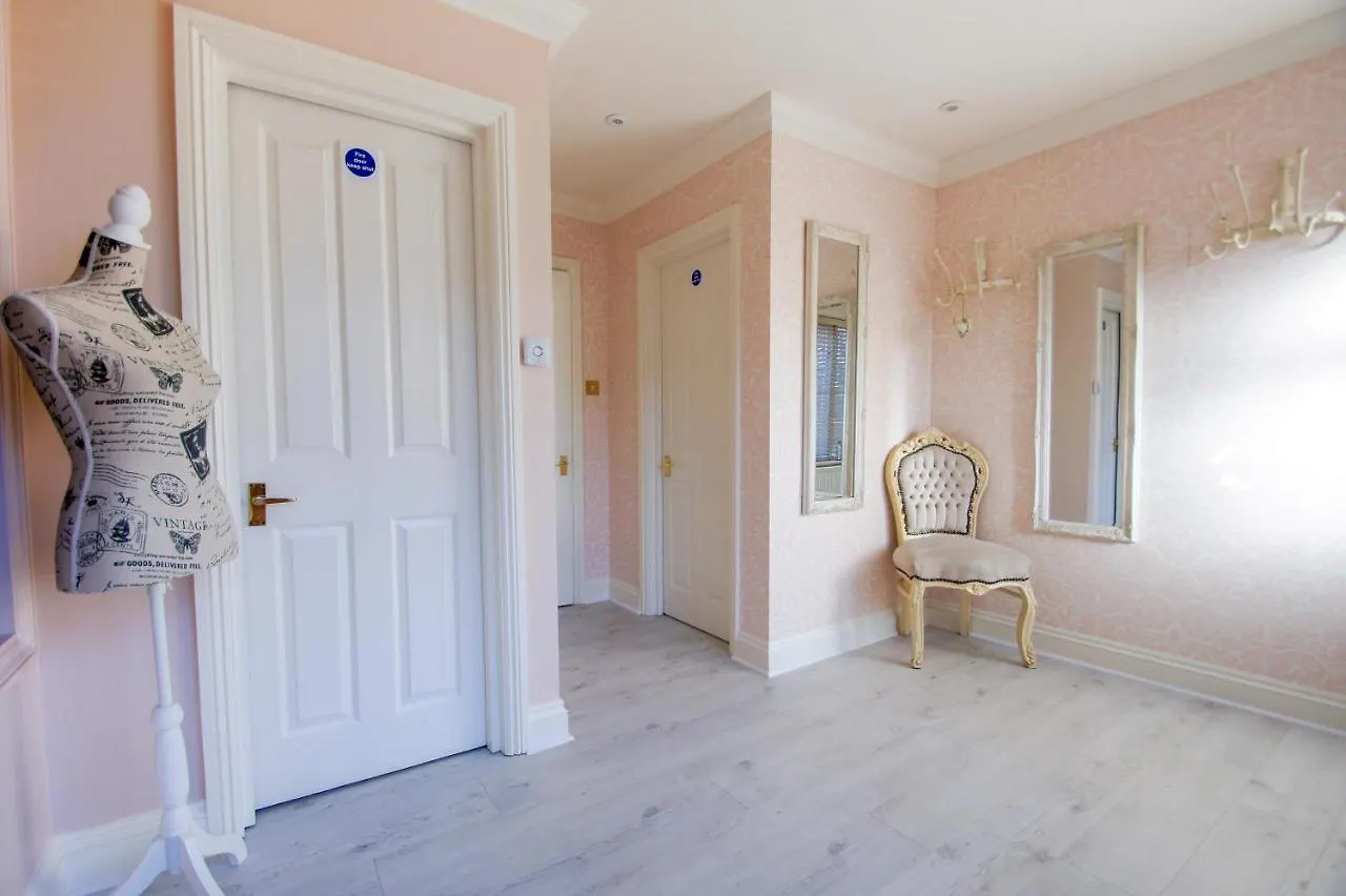 Little Paris - Parking - By Brighton Holiday Lets Holiday home