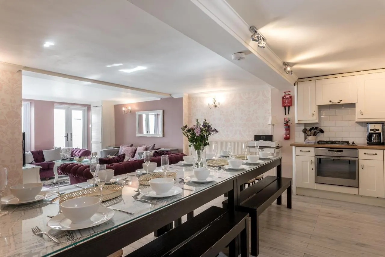 Little Paris - Parking - By Brighton Holiday Lets